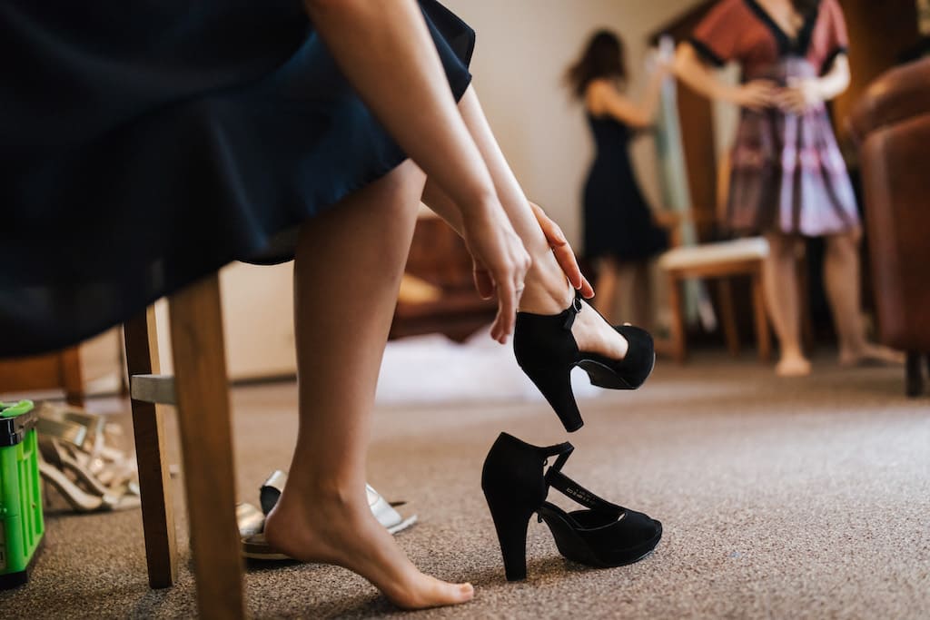Brautjungfer zieht Schuhe an