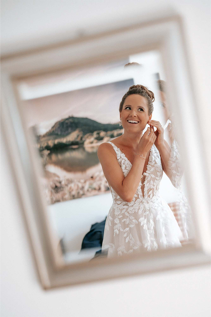 Braut zieht sich Ohrringe an