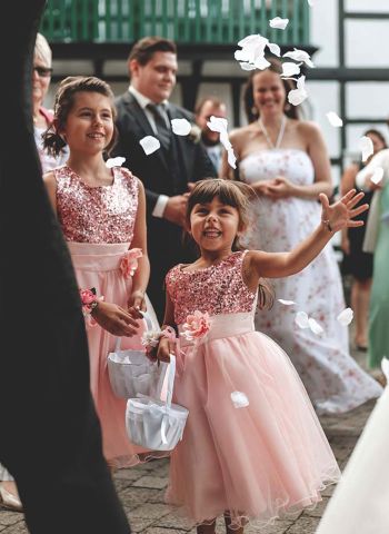 Blumenmädchen wirft Rosenblätter