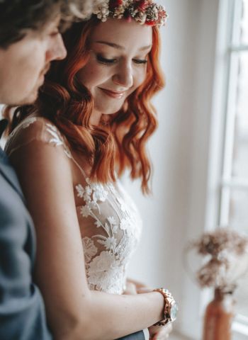 Brautpaar am Fenster