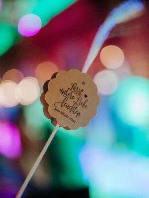 Detailfoto von Leuchtstäbchen "Lasst unsere Liebe leuchten"