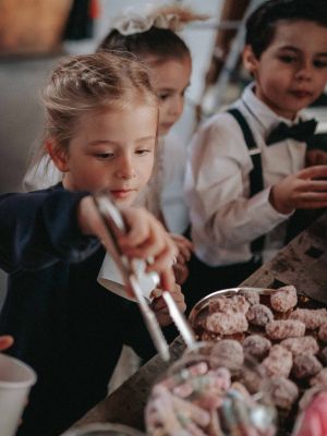 Kinder bei Buffet
