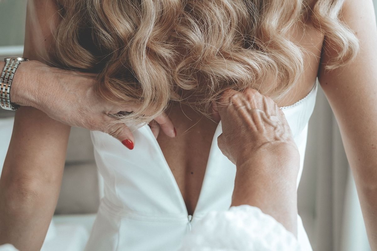 Brautkleid anziehen