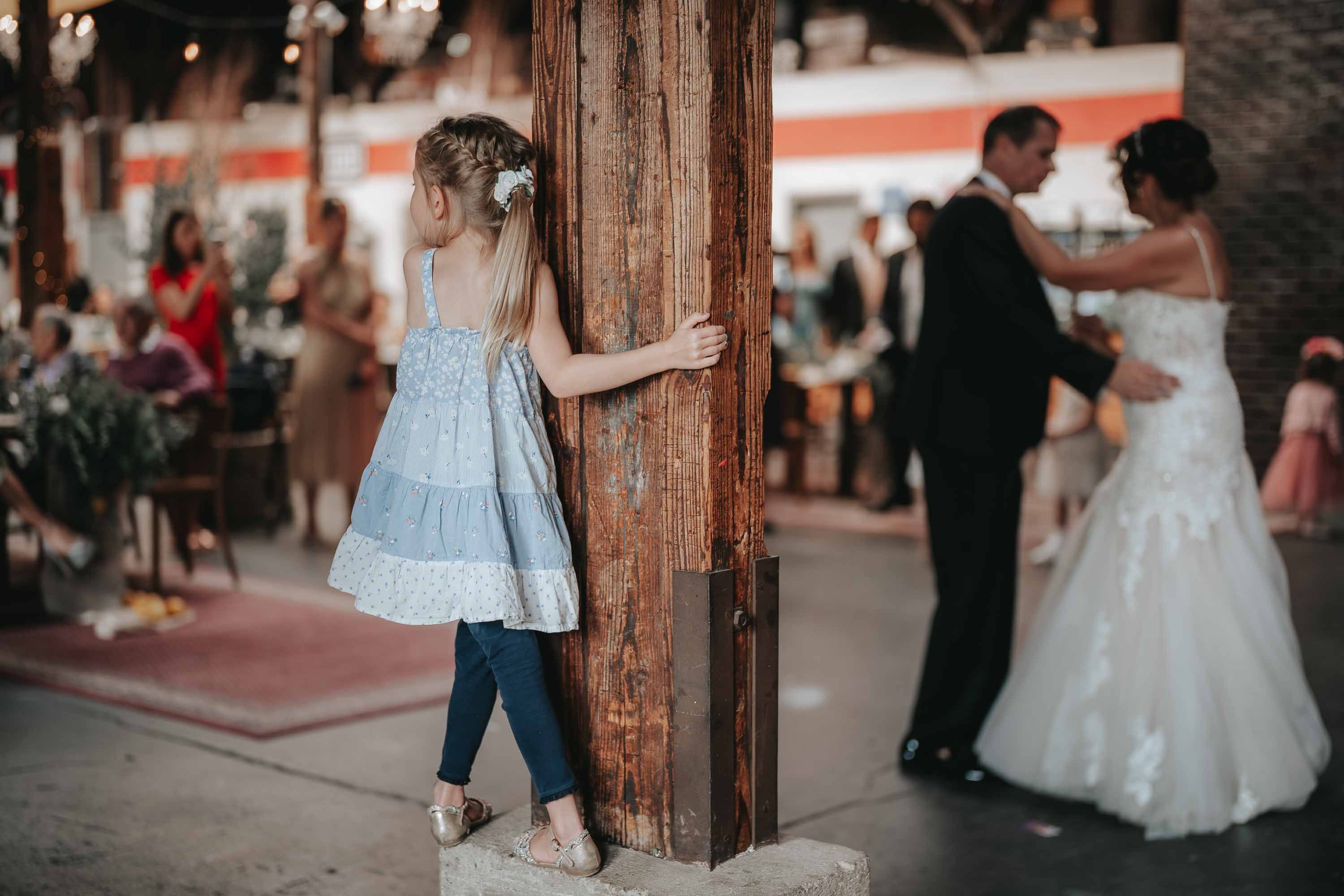 Kind spielt auf Hochzeit