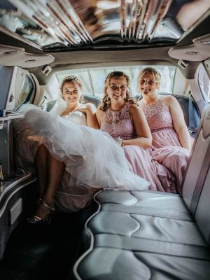 Braut und Freundinnen in Limousine
