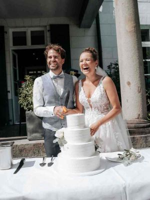 Brautpaar beim Hochzeitstorte anschneiden