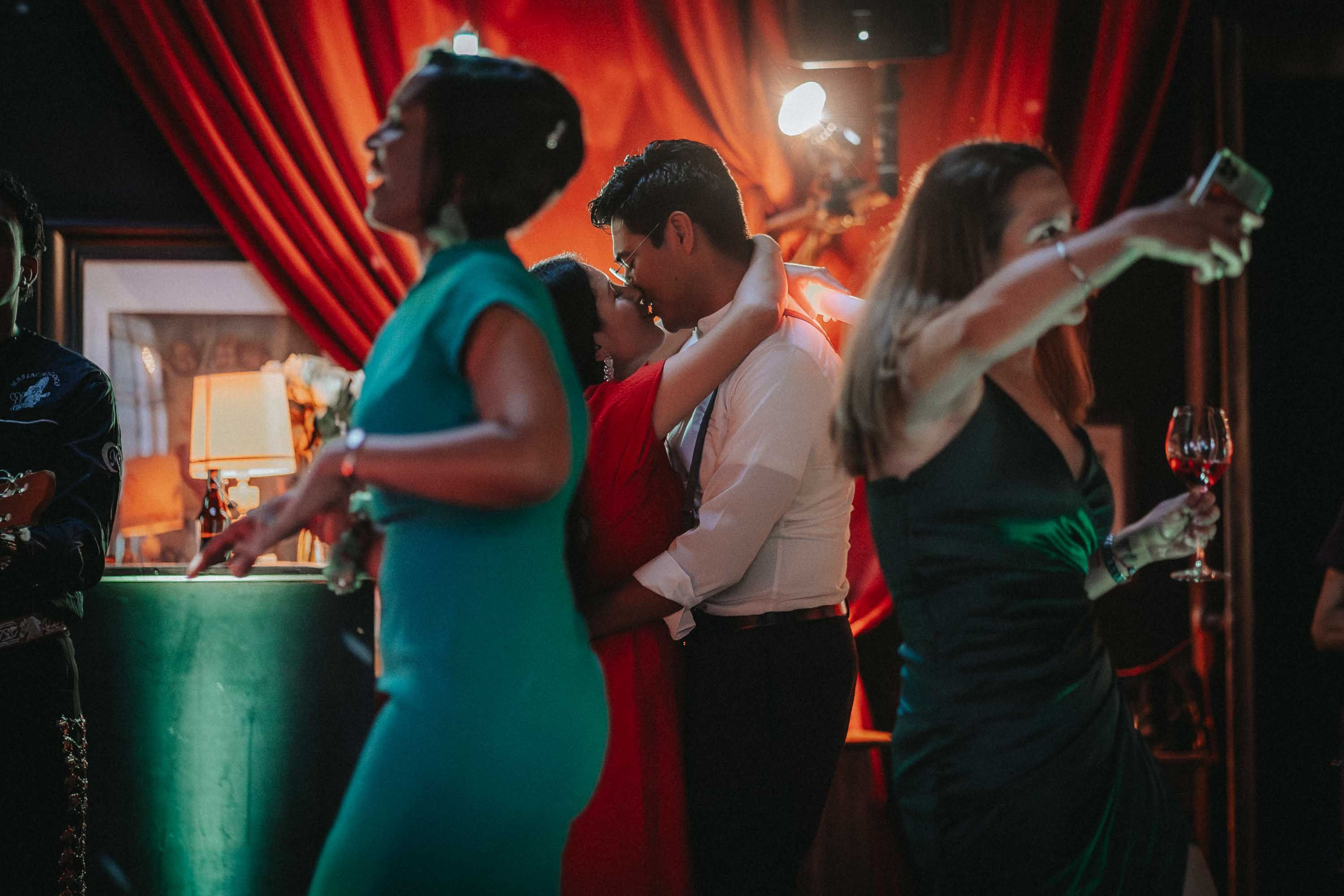 Tanzende Gäste auf mexikanischer Hochzeit
