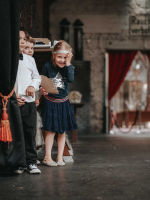 Kinder spielen bei Hochzeit