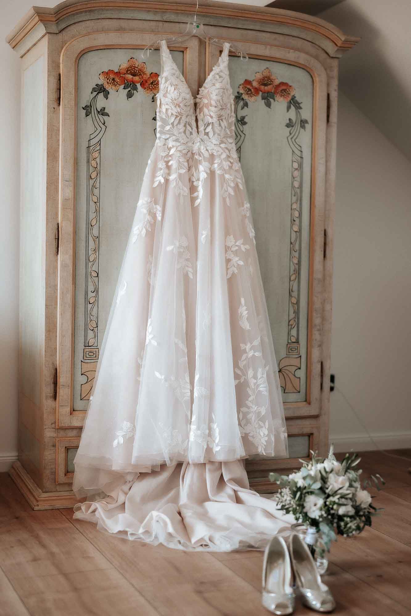 Brautkleid am Kleiderbügel