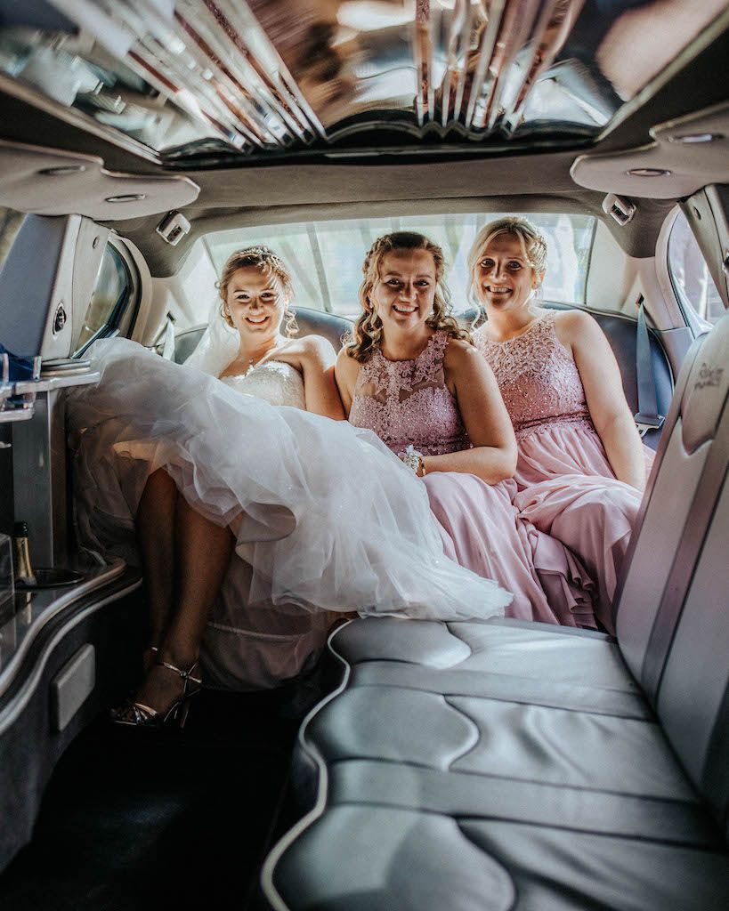 Braut und Freundinnen in Limousine