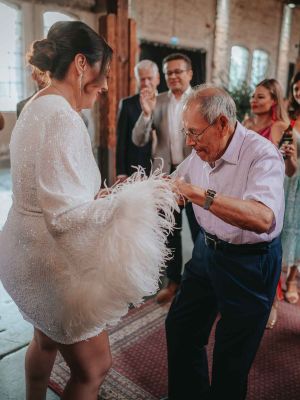 Braut und Gast tanzen