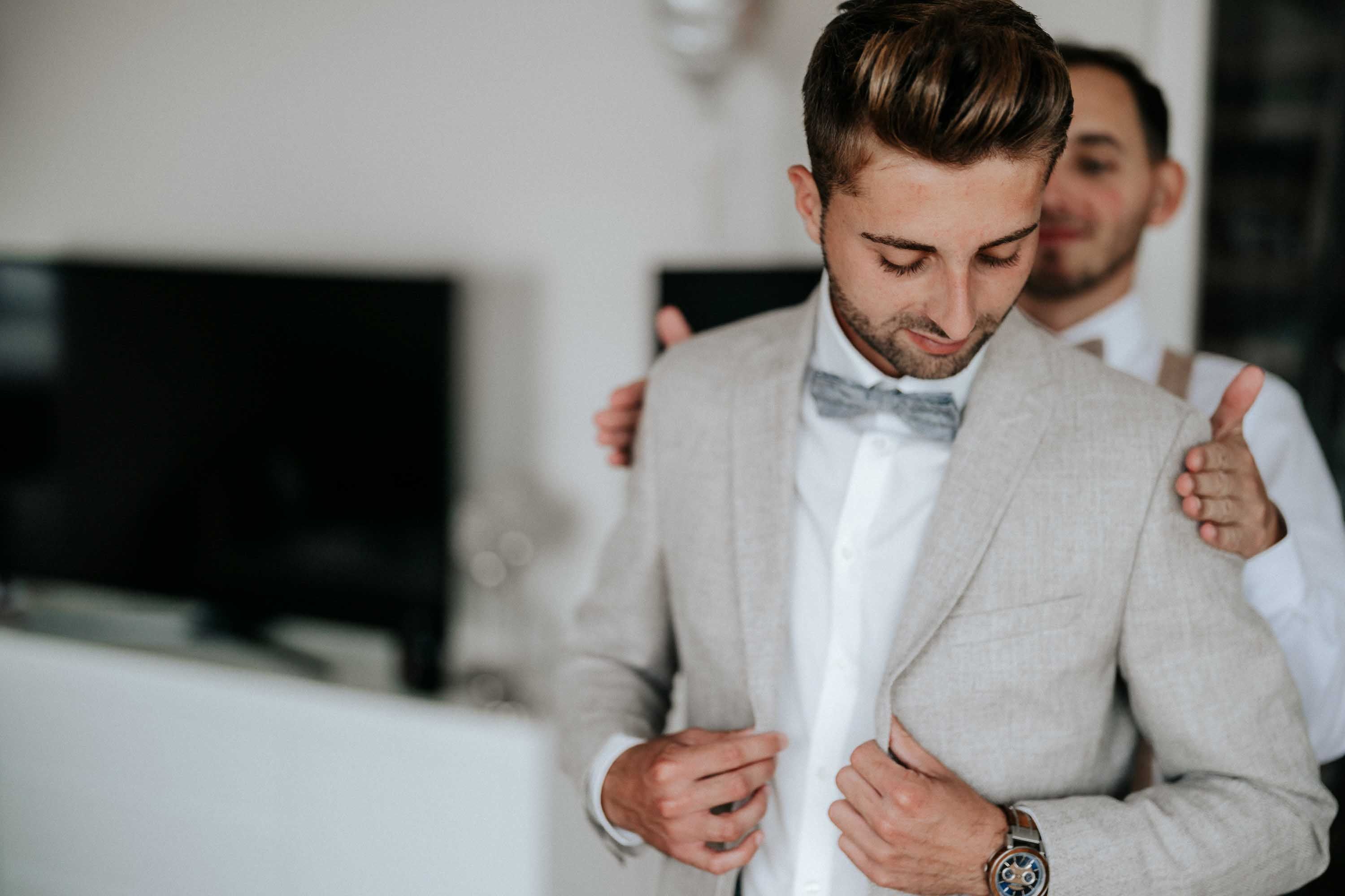 Bräutigam und Freund bei Hochzeitsvorbereitung