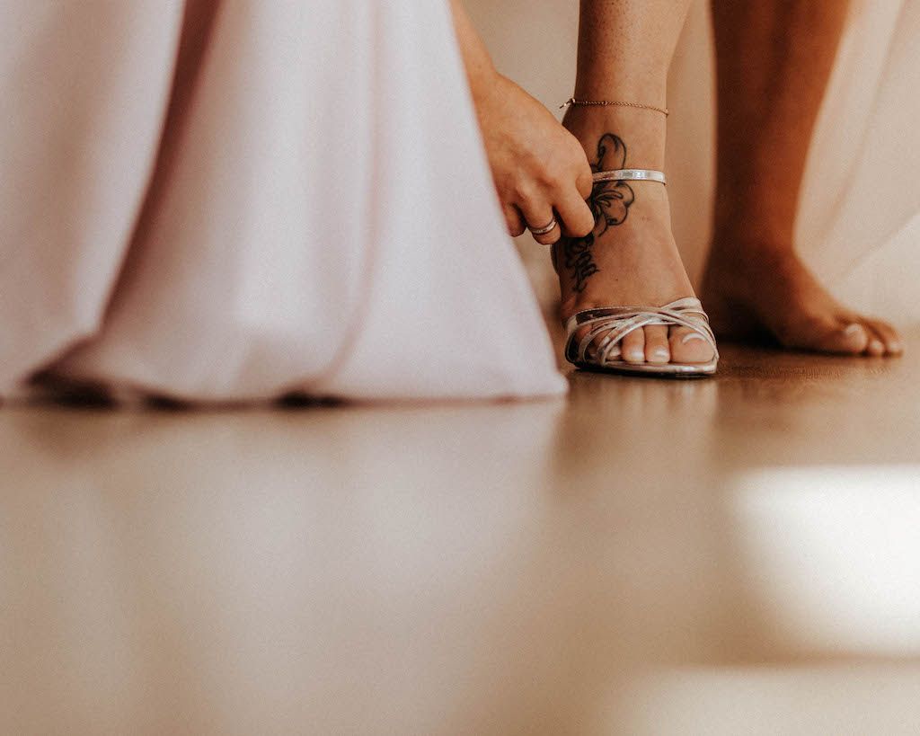Braut zieht Schuhe an