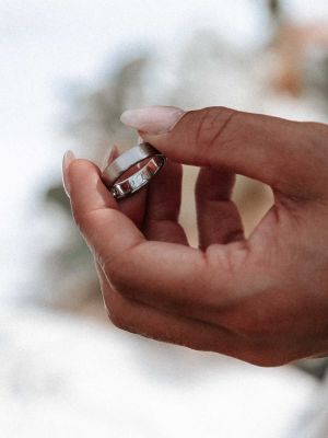 Braut hält Ehering in der Hand