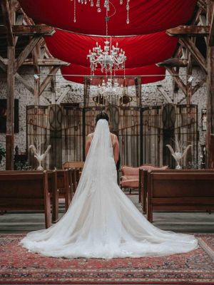 Braut mit langer Schleppe bei mexikanischer Hochzeit