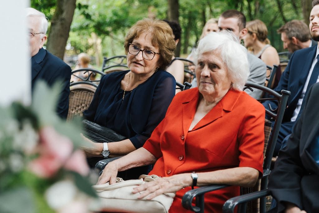 Hochzeitsgäste beobachten die Trauung