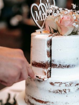 Hochzeitstorte wird angeschnitten