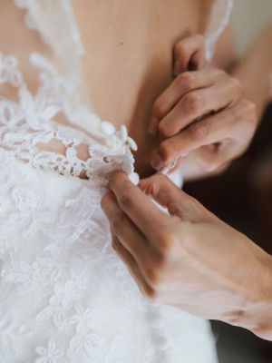 Detailfoto Hochzeitskleid wird geschlossen