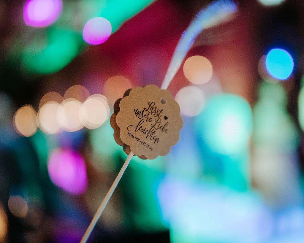 Detailfoto Leuchtstäbchen mit Spruch "Lasst unsere Liebe leuchten"