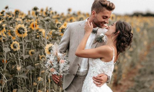 Hochzeitspaar Fotoshooting in einem Sonnenblumenfeld