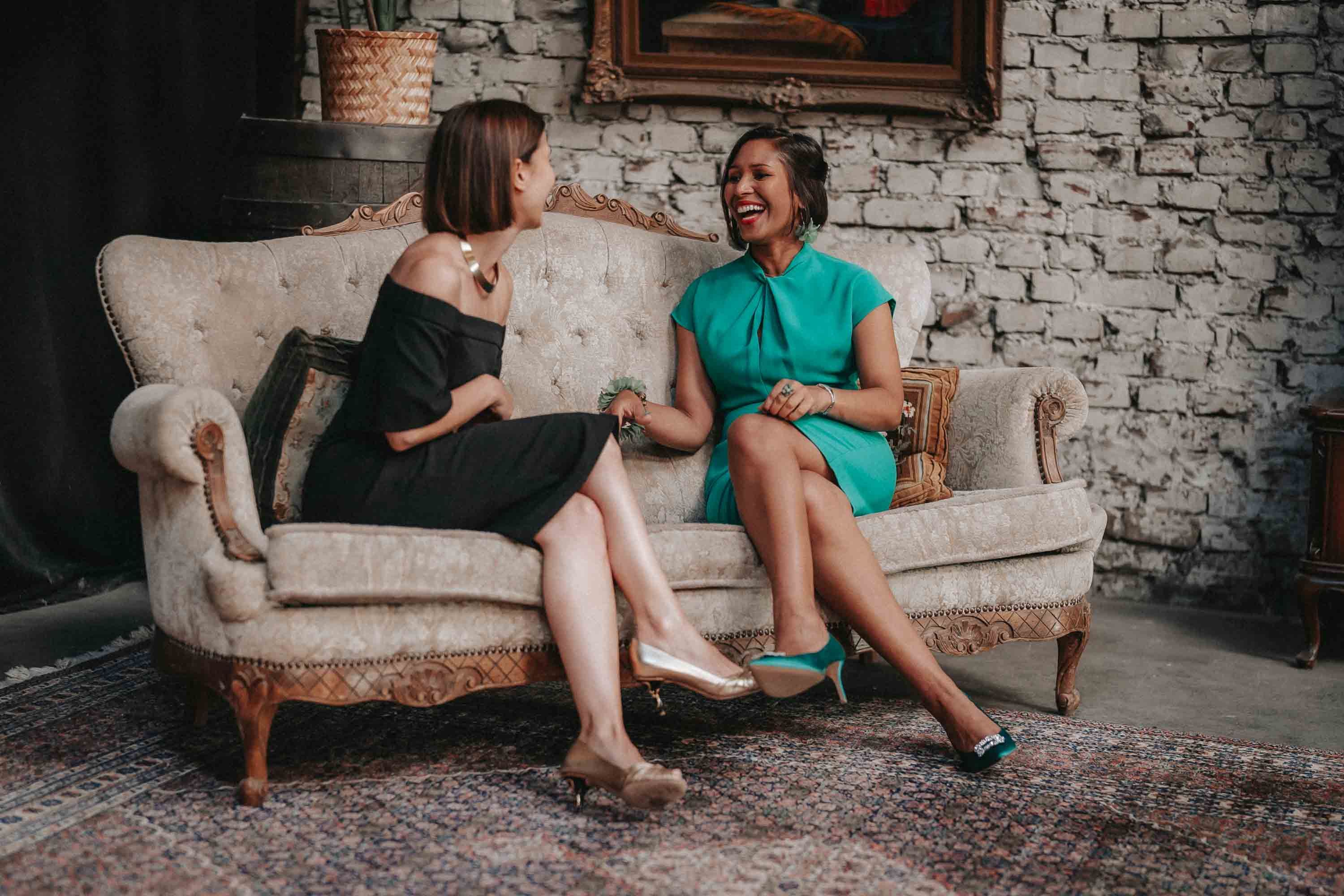 Gäste lachen bei Hochzeit