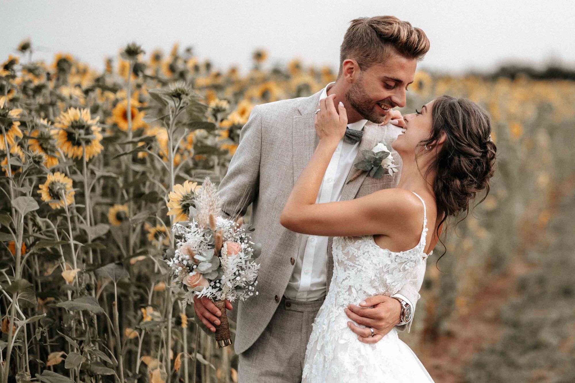 Hochzeitspaar Fotoshooting in einem Sonnenblumenfeld