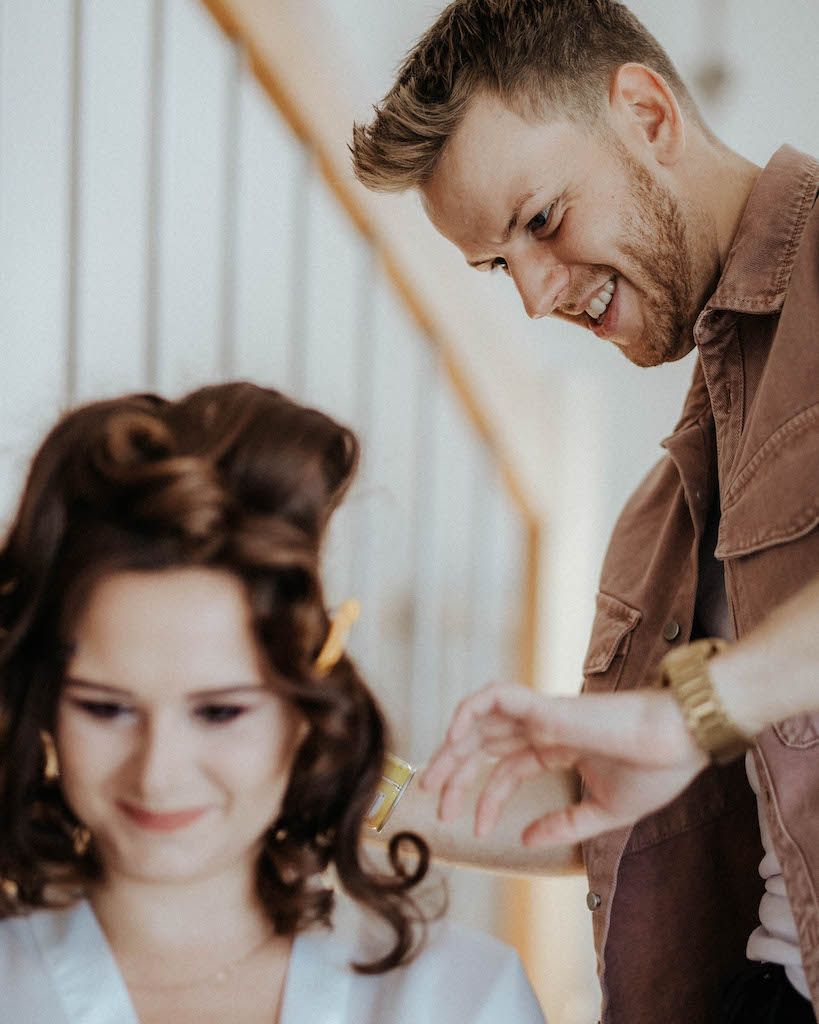 Braut und Friseur
