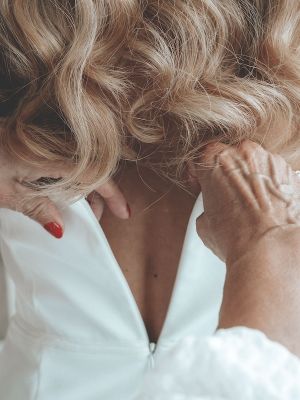Hochzeitskleid wird verschlossen