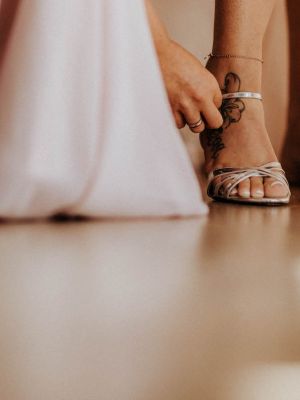 Braut zieht Schuhe an