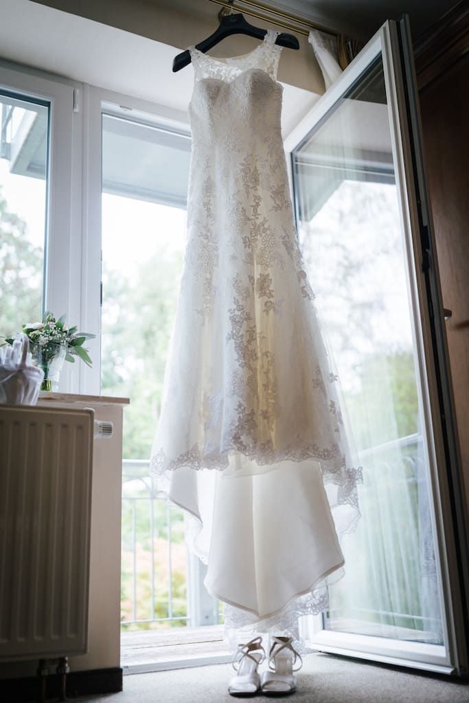 Hochzeitskleid hängt am Fester