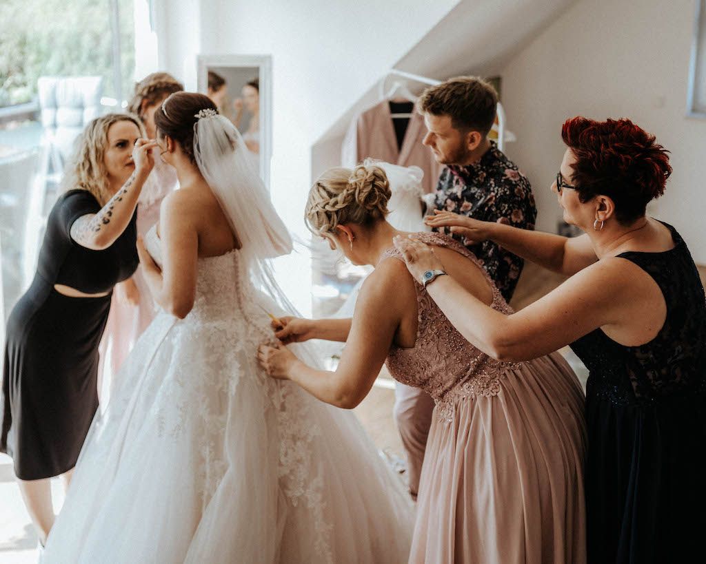 Anziehen des Hochzeitskleides