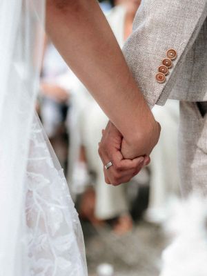 Detailfoto Braut und Bräutigam halten Hände