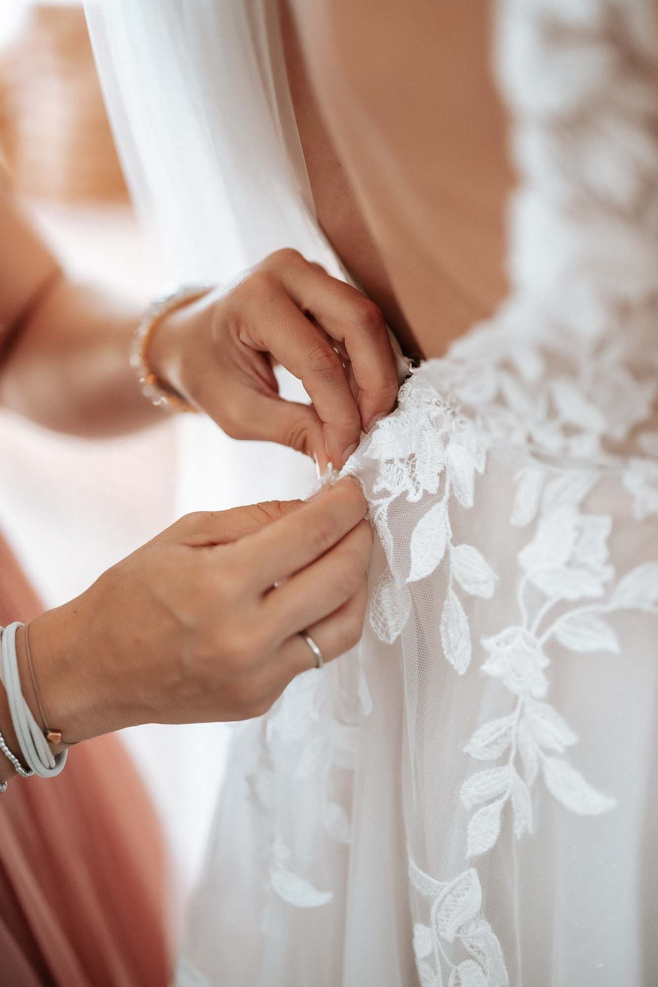 Detailfoto zumachen des Hochzeitskleids