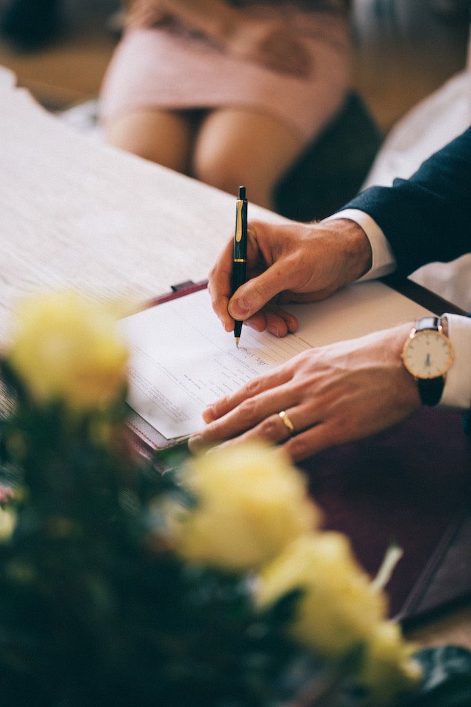 Dokument zur Hochzeit wird unterschrieben