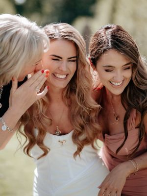 Braut und Freundinnen lachen