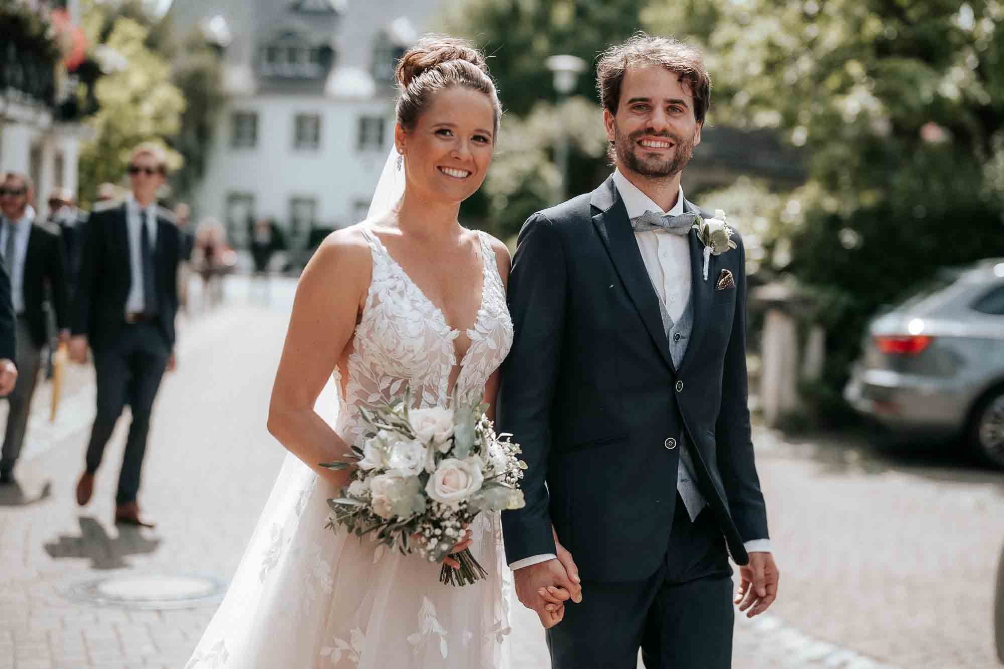 Brautpaar vor Kirche