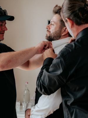Bräutigam bei den Vorbereitungen zur Hochzeit