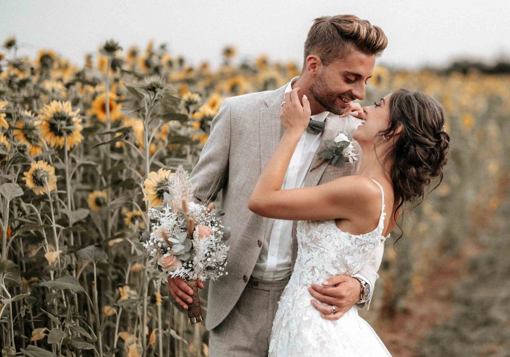 Hochzeitspaar Fotoshooting in einem Sonnenblumenfeld