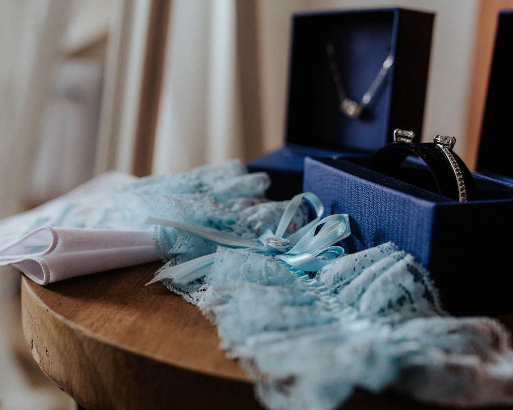 Schmuck und Strumpfband Detailfoto