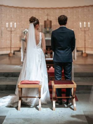 Braut und Bräutigam bei Trauung in der Kirche