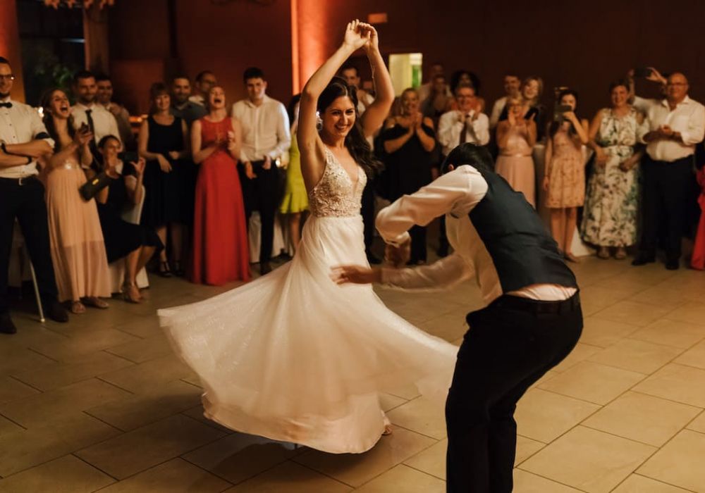 Fotografie von tanzendem Brautpaar bei Hochzeit in Rheinbach