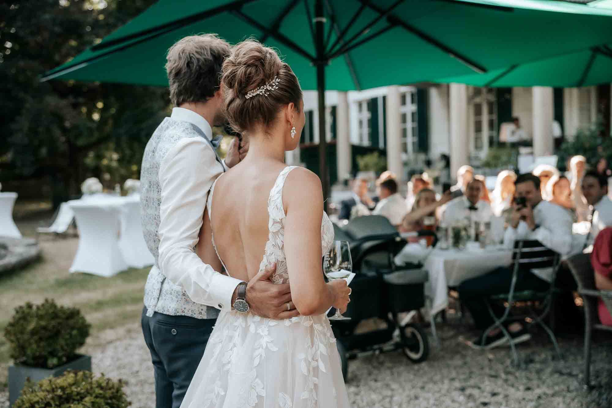 Braut und Bräutigam vor Gästen