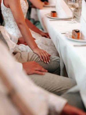 Braut und Bräutigam am Tisch Detailfoto der Hände