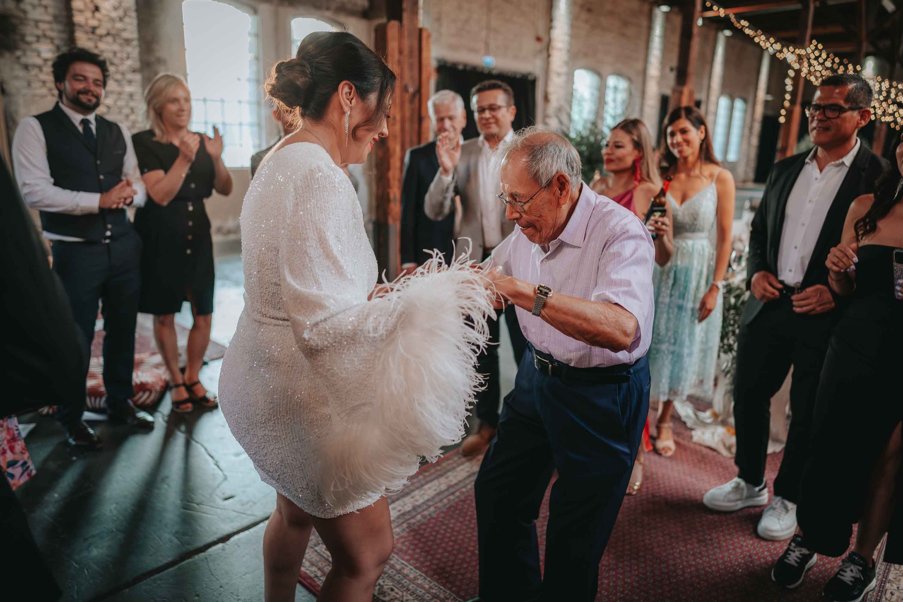 Braut tanzt mit Gast auf Hochzeit