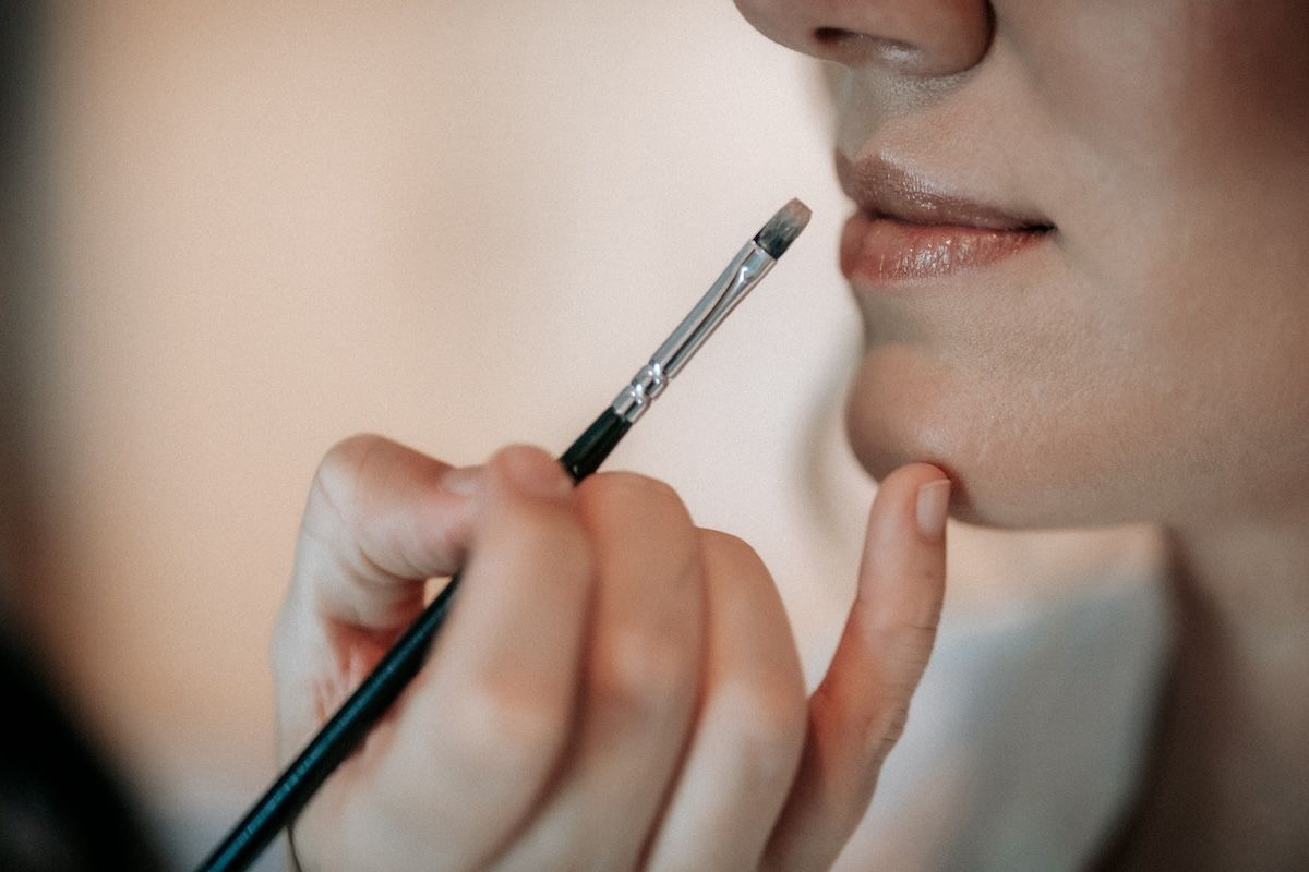 Braut bekommt Makeup