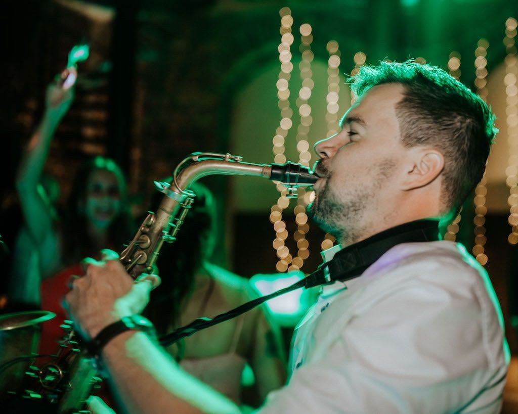 Musiker spielt bei der Hochzeit