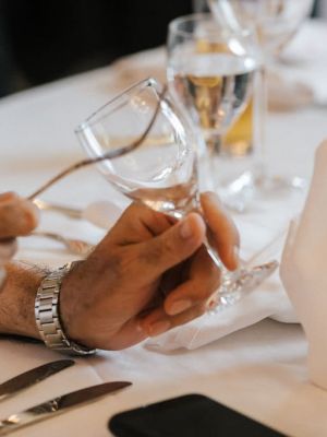 Gast klingelt mit Gabel und Glas