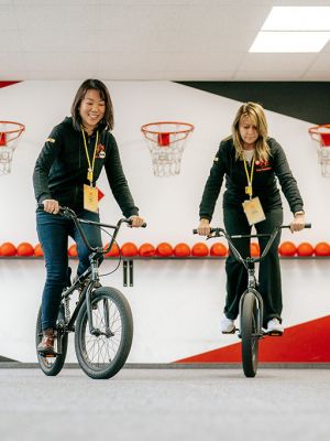 2 Personen fahren Fahrrad