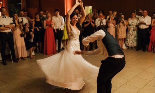 Fotografie von tanzendem Brautpaar bei Hochzeit in Rheinbach