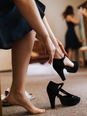 Brautjungfer zieht sich Schuhe an